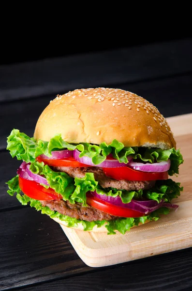 Burger im Brötchen im Fast-Food-Konzept — Stockfoto