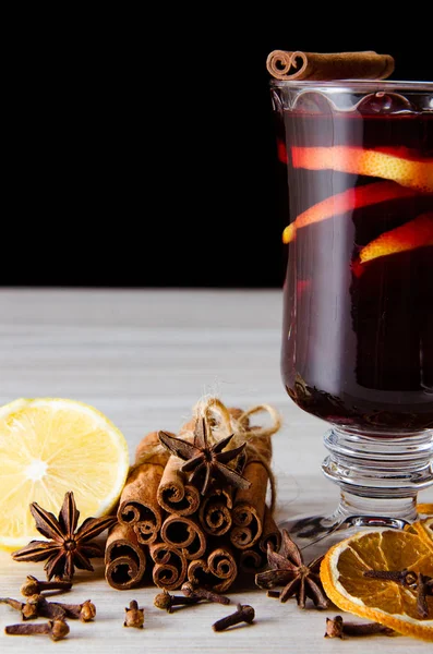 Μύλος κρασί glintwine σερβίρεται σε ποτήρια για το τραπέζι των Χριστουγέννων — Φωτογραφία Αρχείου