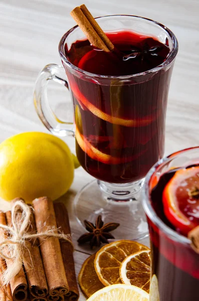 Glögg vin glintwine serveras i glas för julbord — Stockfoto