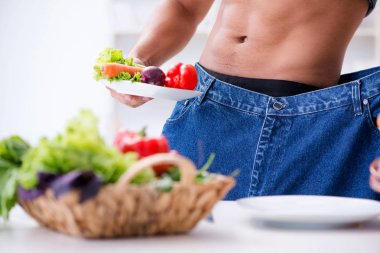 Sağlıklı beslenme ve beslenme konsepti olan genç bir adam