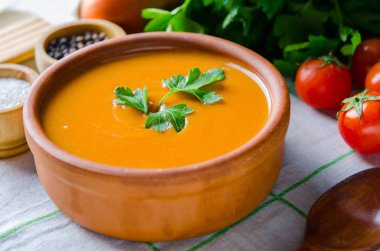 Masada servis edilen kabak çorbası.