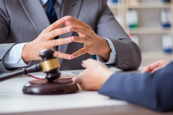 Адвокат обговорює юридичну справу з клієнтом — стокове фото