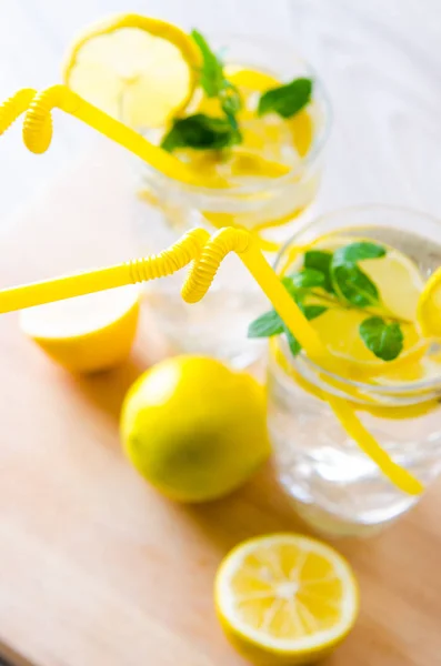Vasos de mojito con limón y paja para beber —  Fotos de Stock