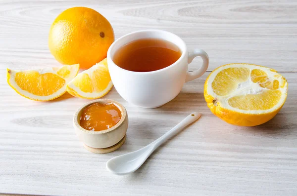 Tasse de thé servie avec confiture d'orange — Photo