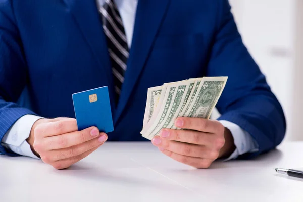 Pénzzel és hitelkártyával rendelkező üzletember — Stock Fotó