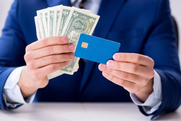 Dolar ve kredi kartı elinde tutan bir işadamı. — Stok fotoğraf