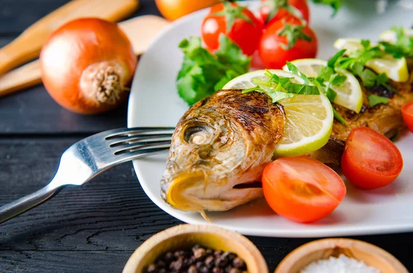 Pesce fritto servito sul piatto — Foto Stock