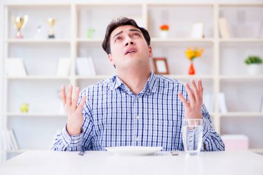 Diyet yapan bir adam restoranda yemek bekliyor.