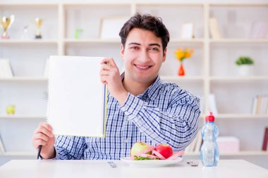 Kilo vermek için özel diyet programındaki adam