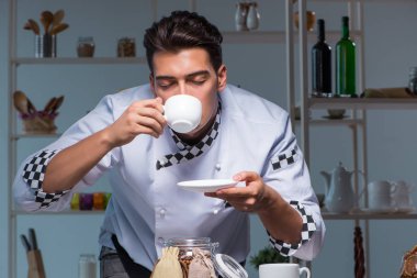 Kahveci dükkanda geç saatlere kadar çalışıp içki hazırlıyor.