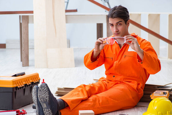 Рабочий в защитных очках на стройке