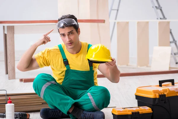 Menuisier portant un casque jaune dans l'atelier de l'entrepreneur — Photo