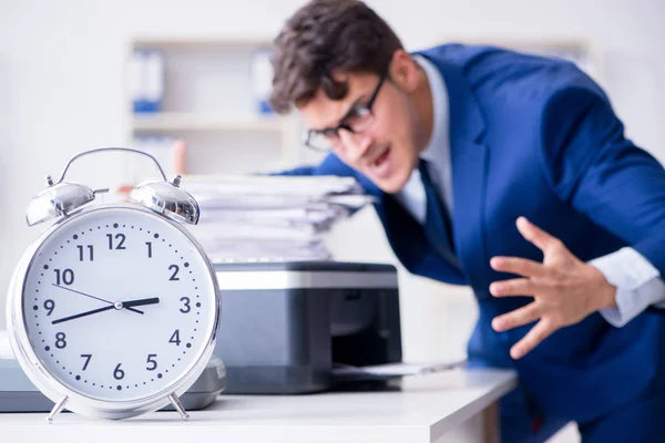 Empresario haciendo copias en copiadora — Foto de Stock