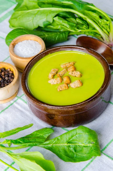Spinach soup served on wooden board — Stock Image Spinach soup served on wooden board Stock Photo