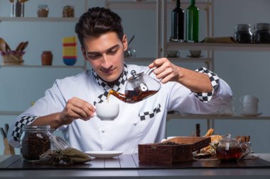 Çay uzmanı bir bardak içki hazırlıyor.