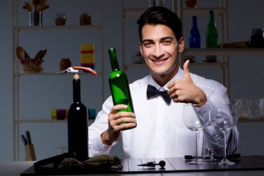 Profesyonel şarap garsonu restoranda şarap tadıyor.