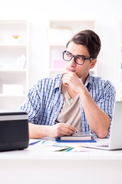 Evde yeni bir projede çalışan serbest çalışan