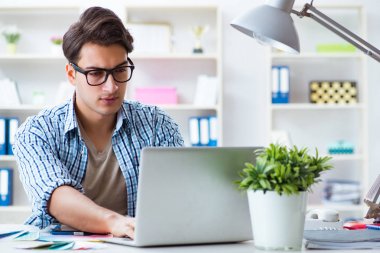 Evde yeni bir projede çalışan serbest çalışan