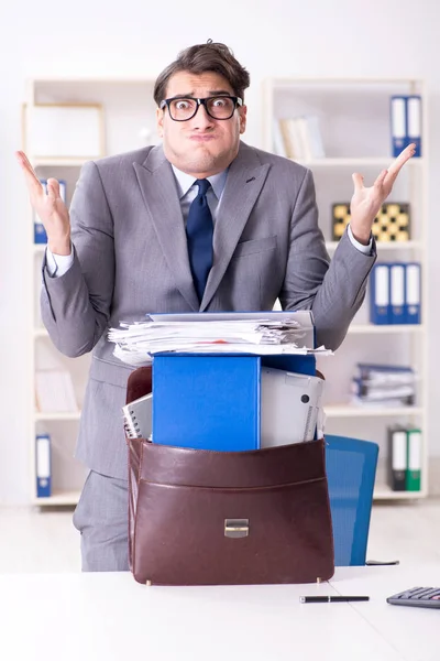 Empleado con demasiado trabajo llevándolo a casa — Foto de Stock