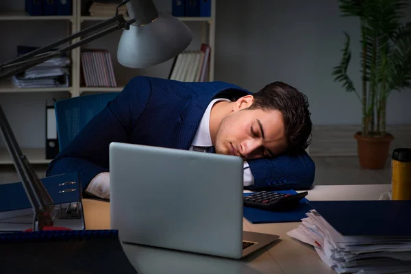 Zakenman vermoeid en slapen in het kantoor na overuren — Stockfoto