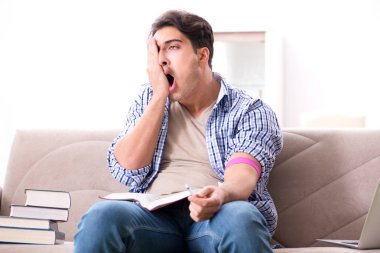 Genç öğrenci uyuşturucu bağımlılığından muzdarip