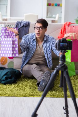 Vlog için erkek moda blogcusu kayıt videosu