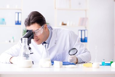 Gıda bilimci laboratuvarda yeni şeyler test ediyor.