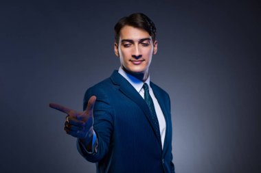 Gri arka plan üzerinde sanal düğmelere basarak işadamı