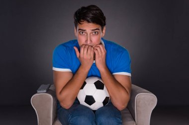 Gri arka planda spor izleyen adam