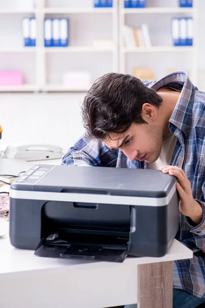Reparador de hardware reparando máquina de fax de impressora quebrada — Fotografia de Stock