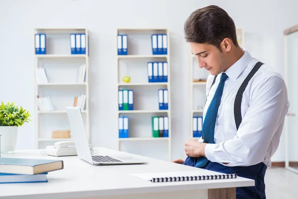 Junger stilvoller Geschäftsmann arbeitet im Büro — Stockfoto