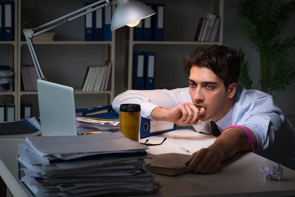 Mitarbeiter baut Stress durch Überstunden mit Drogen ab — Stockfoto