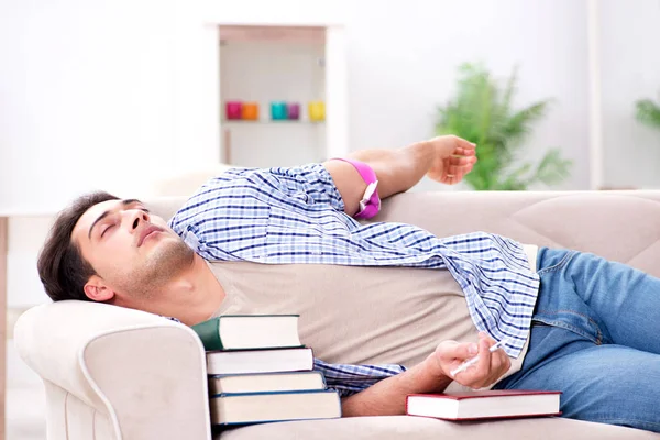 Junge Studentin leidet unter Drogensucht — Stockfoto