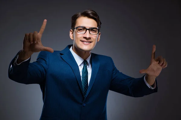 Geschäftsmann drückt virtuelle Tasten auf grauem Hintergrund — Stockfoto