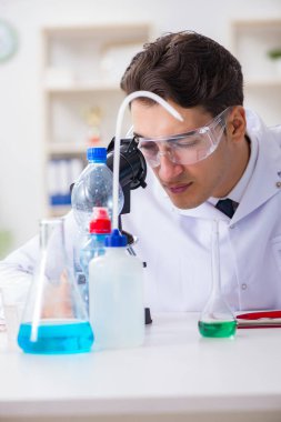 Laboratuvar asistanı su kalitesini test ediyor