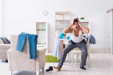 İş adamı gece mesaisinden sonra uyuyakaldığı için ofise geç kaldı.