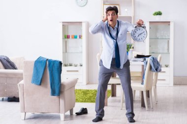 İş adamı gece mesaisinden sonra uyuyakaldığı için ofise geç kaldı.