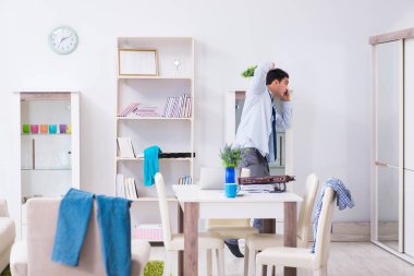 İş adamı gece mesaisinden sonra uyuyakaldığı için ofise geç kaldı.