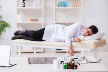 Hastanedeki karmaşık ameliyattan sonra doktor dinleniyor.