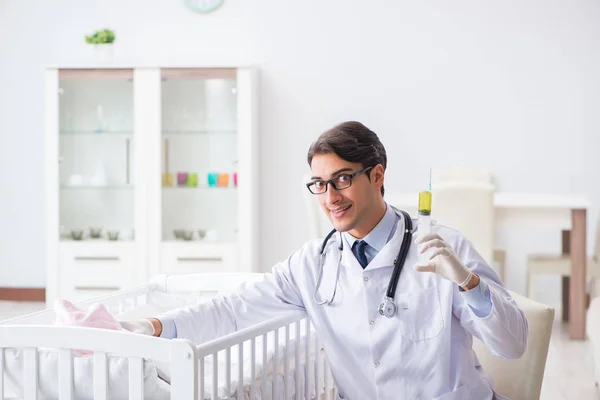 Az orvos felkészül a csecsemő oltására — Stock Fotó