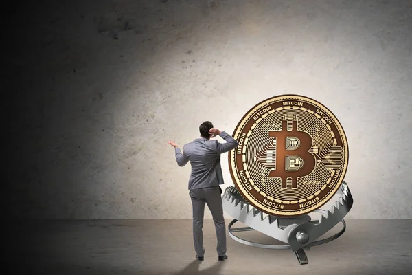 Biznesmen wpada w pułapkę kryptowaluty bitcoin — Zdjęcie stockowe