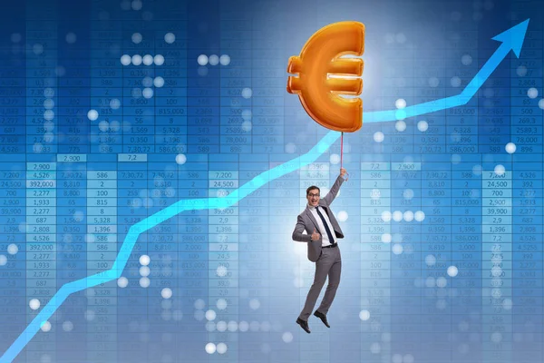 Empresário voando no balão inflável do sinal do euro — Fotografia de Stock