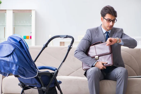 Uomo d'affari che si occupa del neonato a casa e del telelavoro — Foto Stock