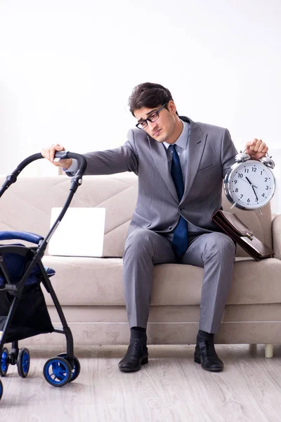 남편이 갓난 아기를 집에서 돌보고 있고, 전보 봉사를 하고 있다 — 스톡 사진