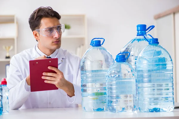 Asystent laboratoryjny badający jakość wody — Zdjęcie stockowe