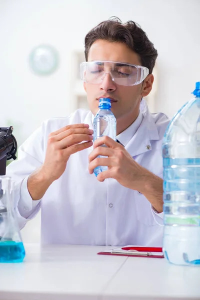 Laborassistent prüft Wasserqualität — Stockfoto