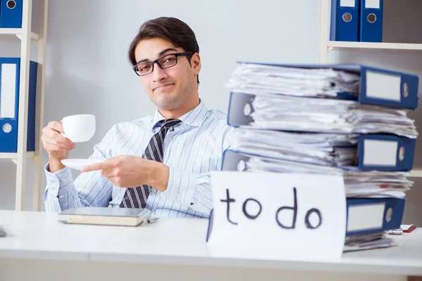 Empresario trabajando en su lista de tareas pendientes — Foto de Stock