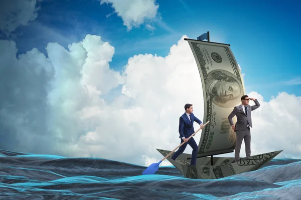 Zakelijk partnerschap met zakenlieden zeilen op dollarboot — Stockfoto