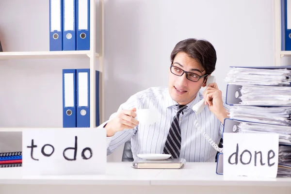 Geschäftsmann arbeitet an seiner To-do-Liste — Stockfoto