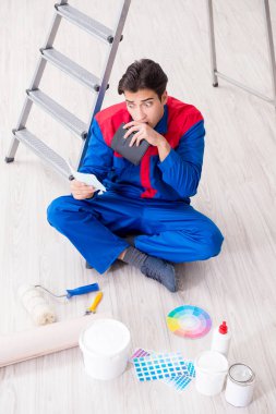 Boyama işi için renkleri eşleştirmeye çalışan genç ressam